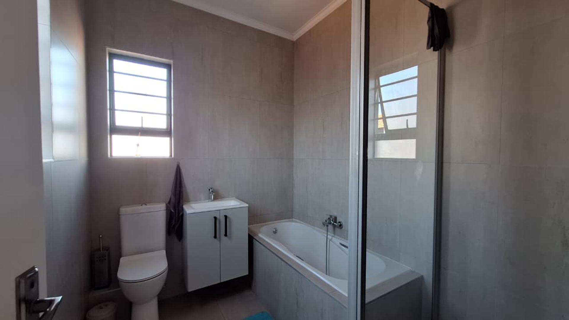 Bathroom 2 - 6 square meters of property in Caro Nome AH