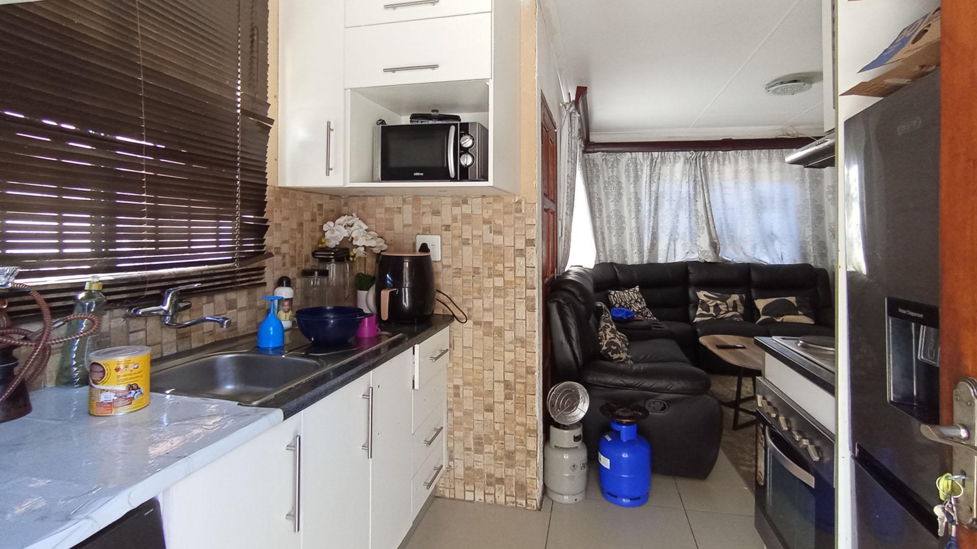 Kitchen - 6 square meters of property in Soshanguve East