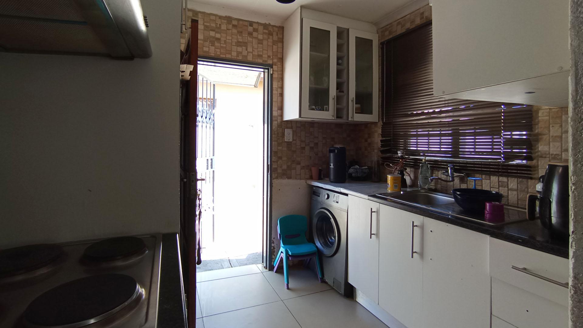 Kitchen - 6 square meters of property in Soshanguve East