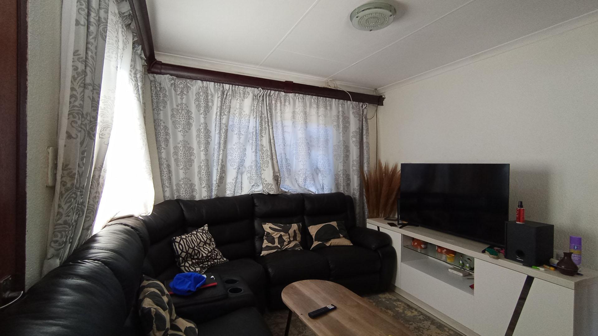 Lounges - 12 square meters of property in Soshanguve East