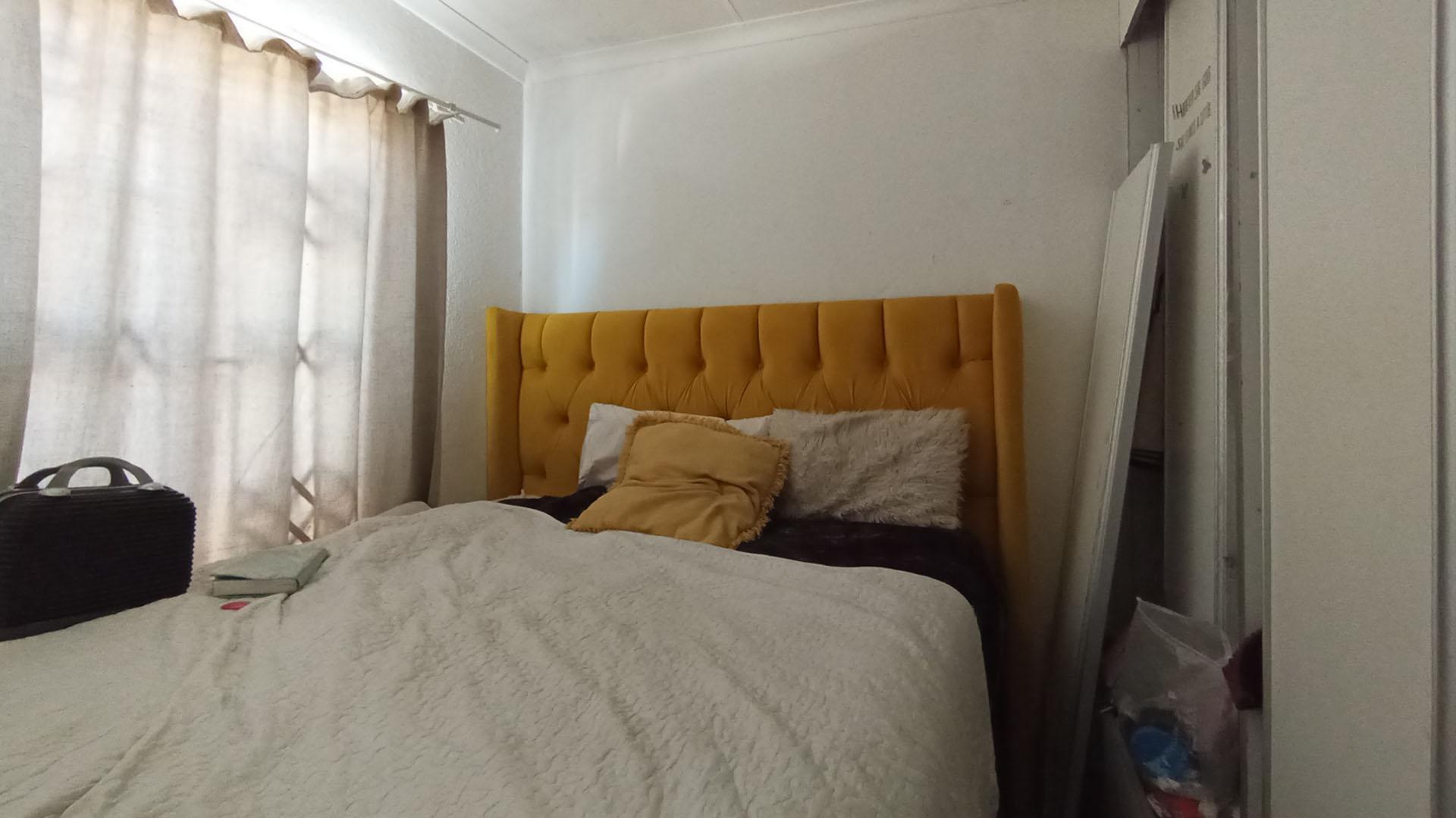 Bed Room 1 - 8 square meters of property in Soshanguve East
