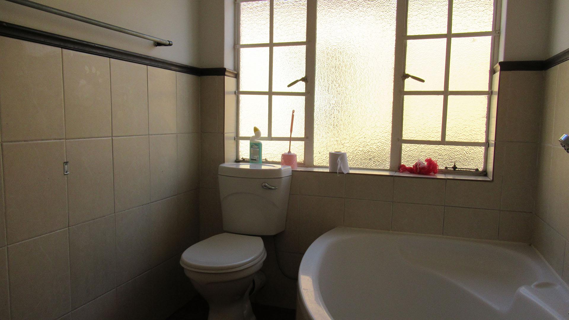 Bathroom 1 - 6 square meters of property in Roodepoort