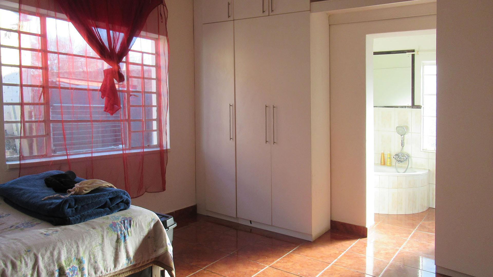 Main Bedroom - 21 square meters of property in Roodepoort