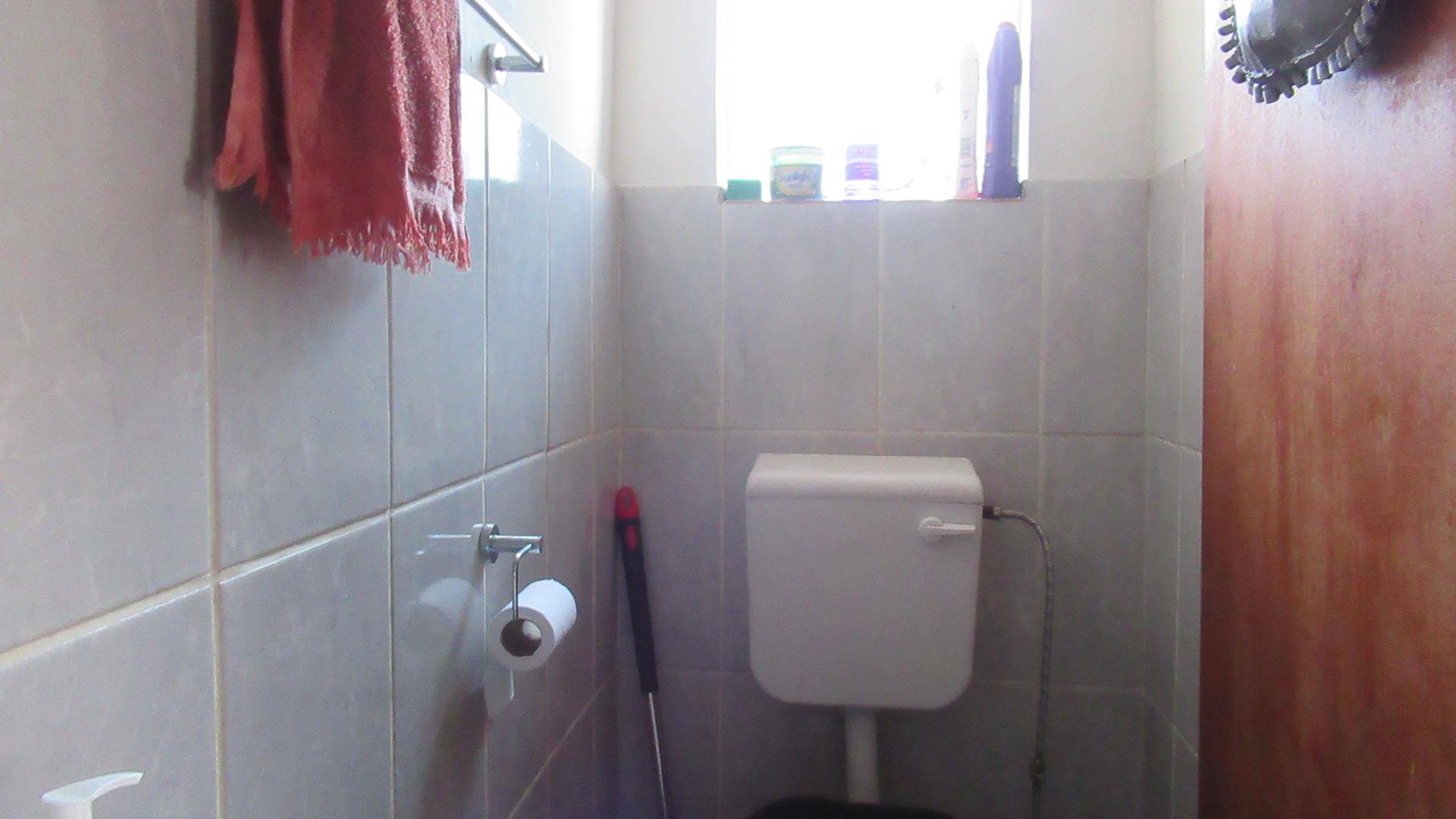 Bathroom 3+ - 4 square meters of property in Roodepoort