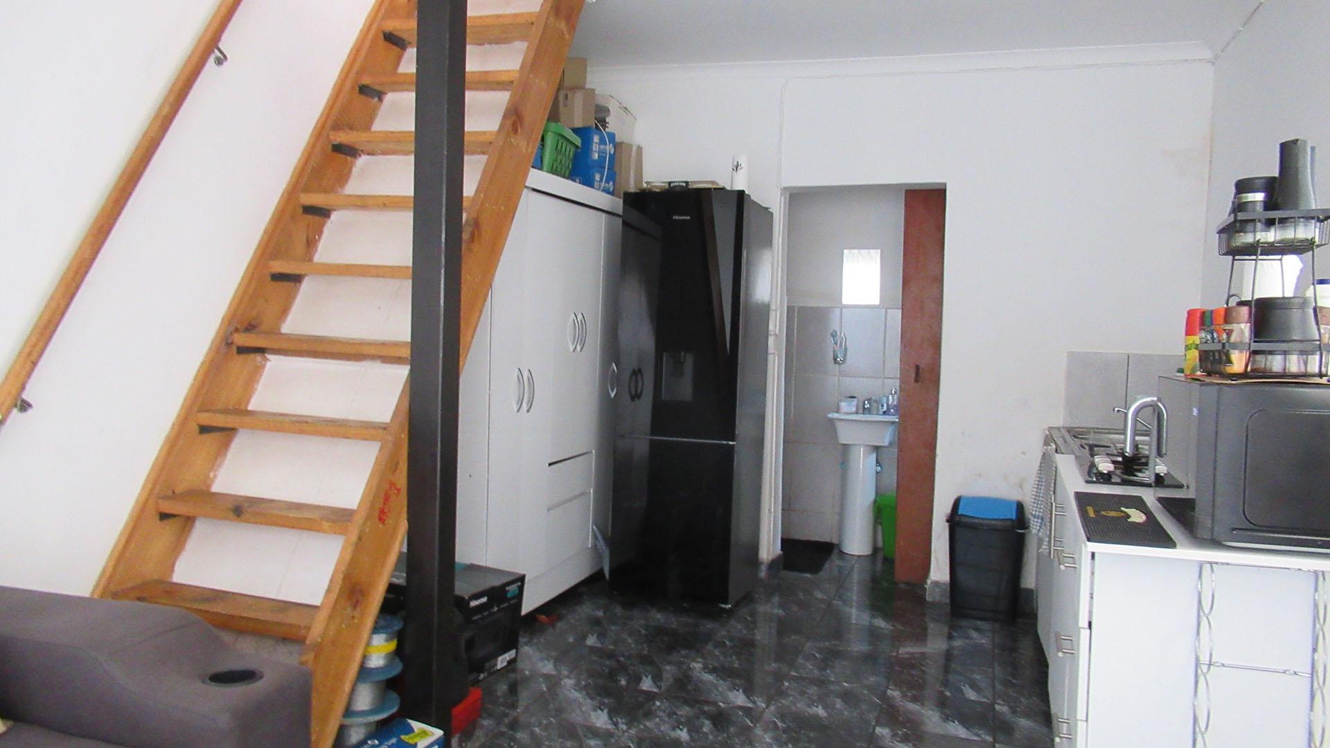Flatlet - 99 square meters of property in Roodepoort