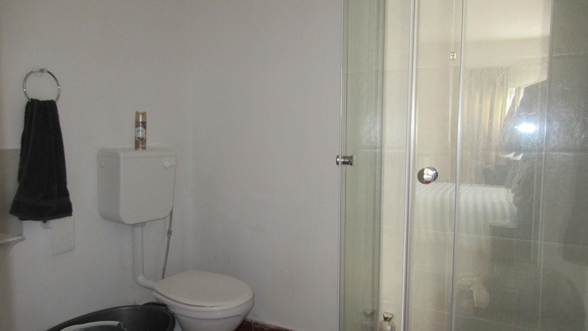 Bathroom 2 - 4 square meters of property in Roodepoort