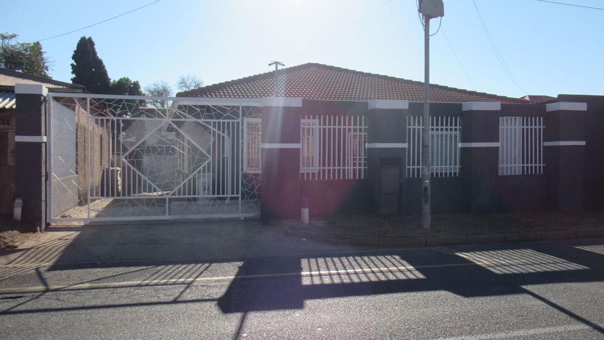 Front View of property in Roodepoort