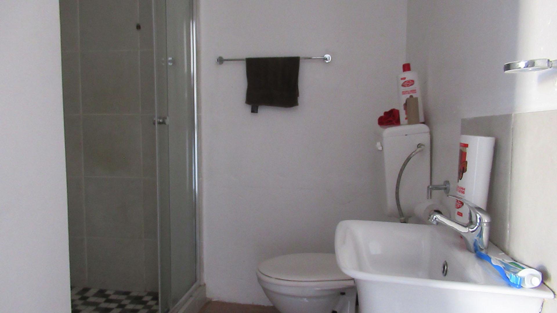 Bathroom 3+ - 4 square meters of property in Roodepoort