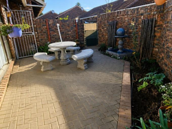 2 Bedroom Simplex for Sale For Sale in Pellissier - MR716972