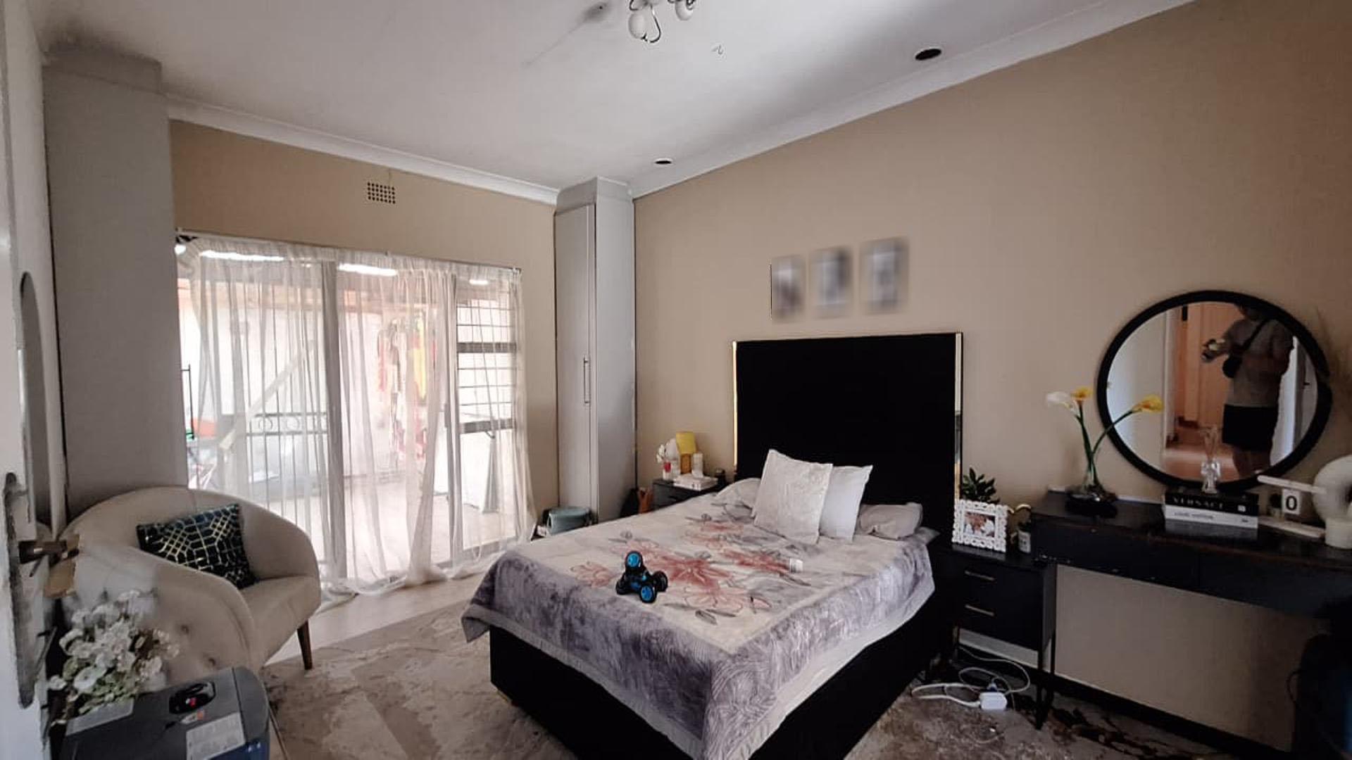 Main Bedroom - 39 square meters of property in Kew