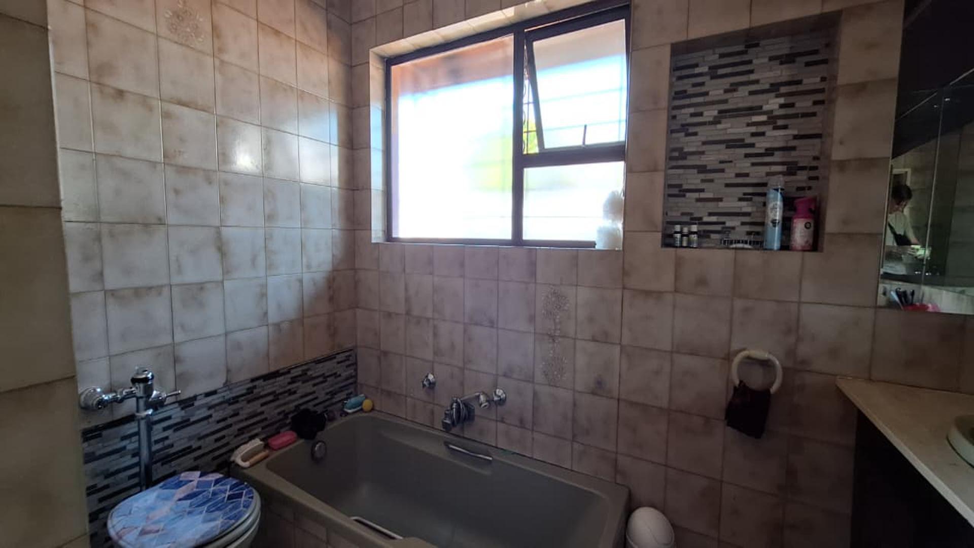 Bathroom 1 - 8 square meters of property in Kew