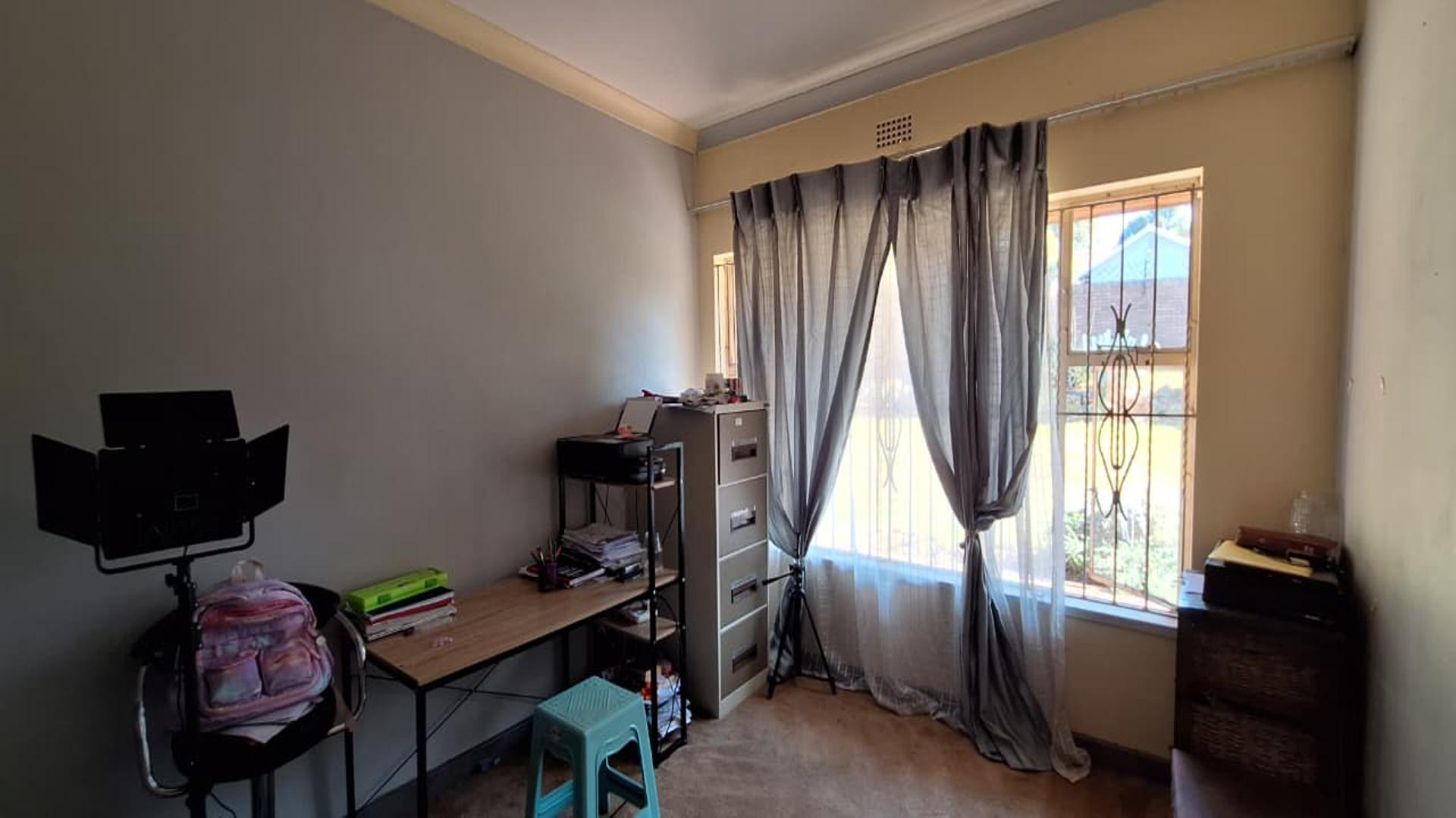 Bed Room 1 - 13 square meters of property in Kew