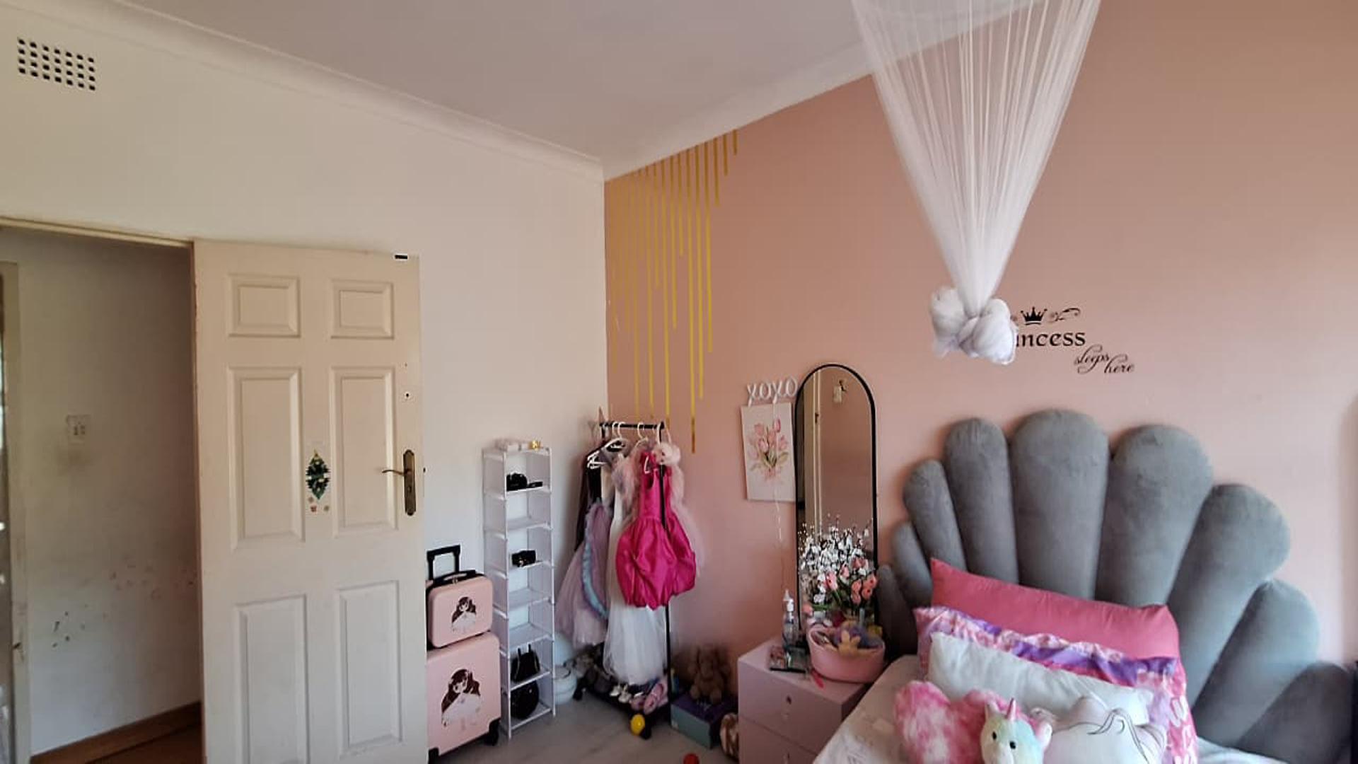 Bed Room 3 - 10 square meters of property in Kew