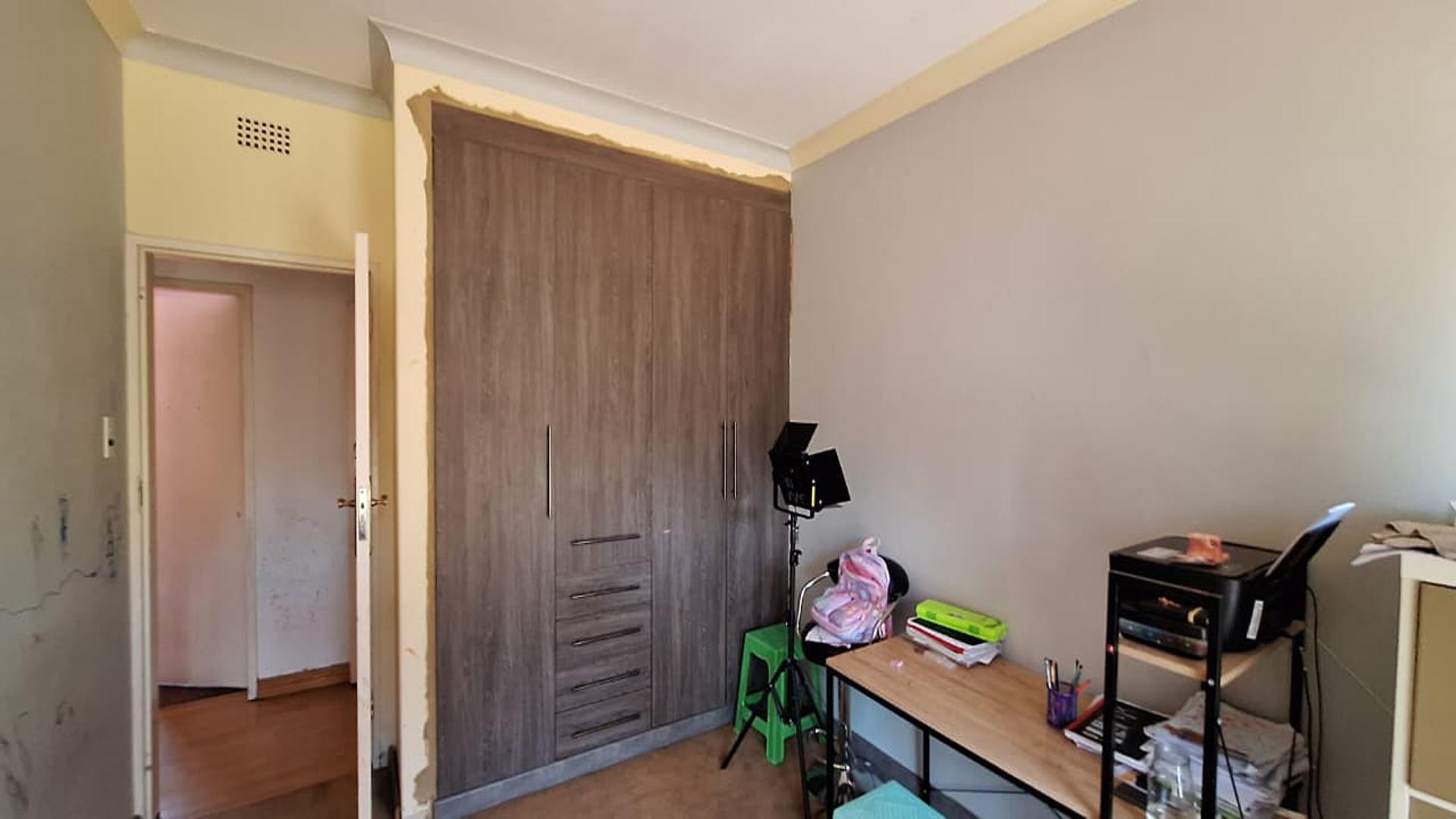 Bed Room 1 - 13 square meters of property in Kew