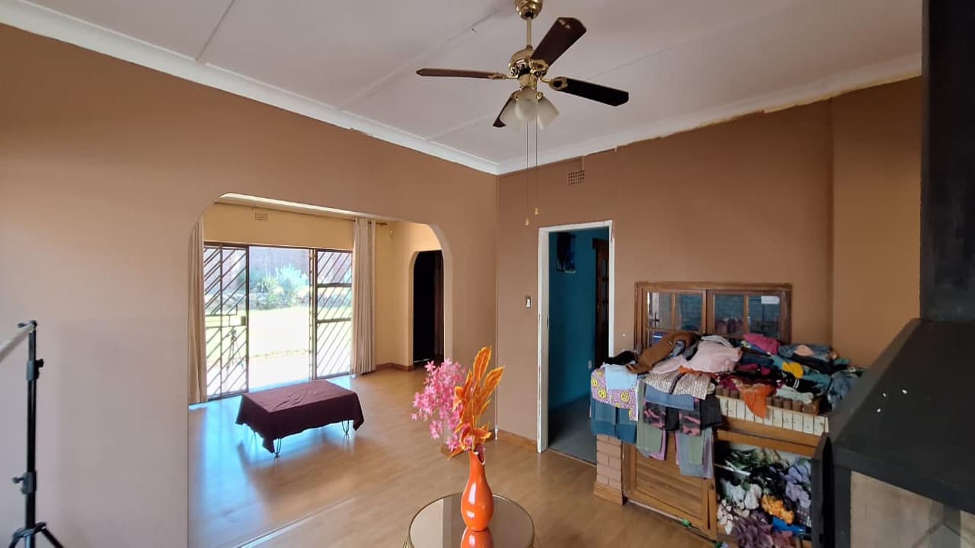 Lounges - 51 square meters of property in Kew