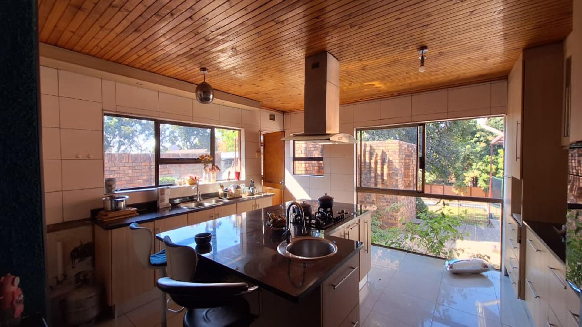 Kitchen - 32 square meters of property in Kew