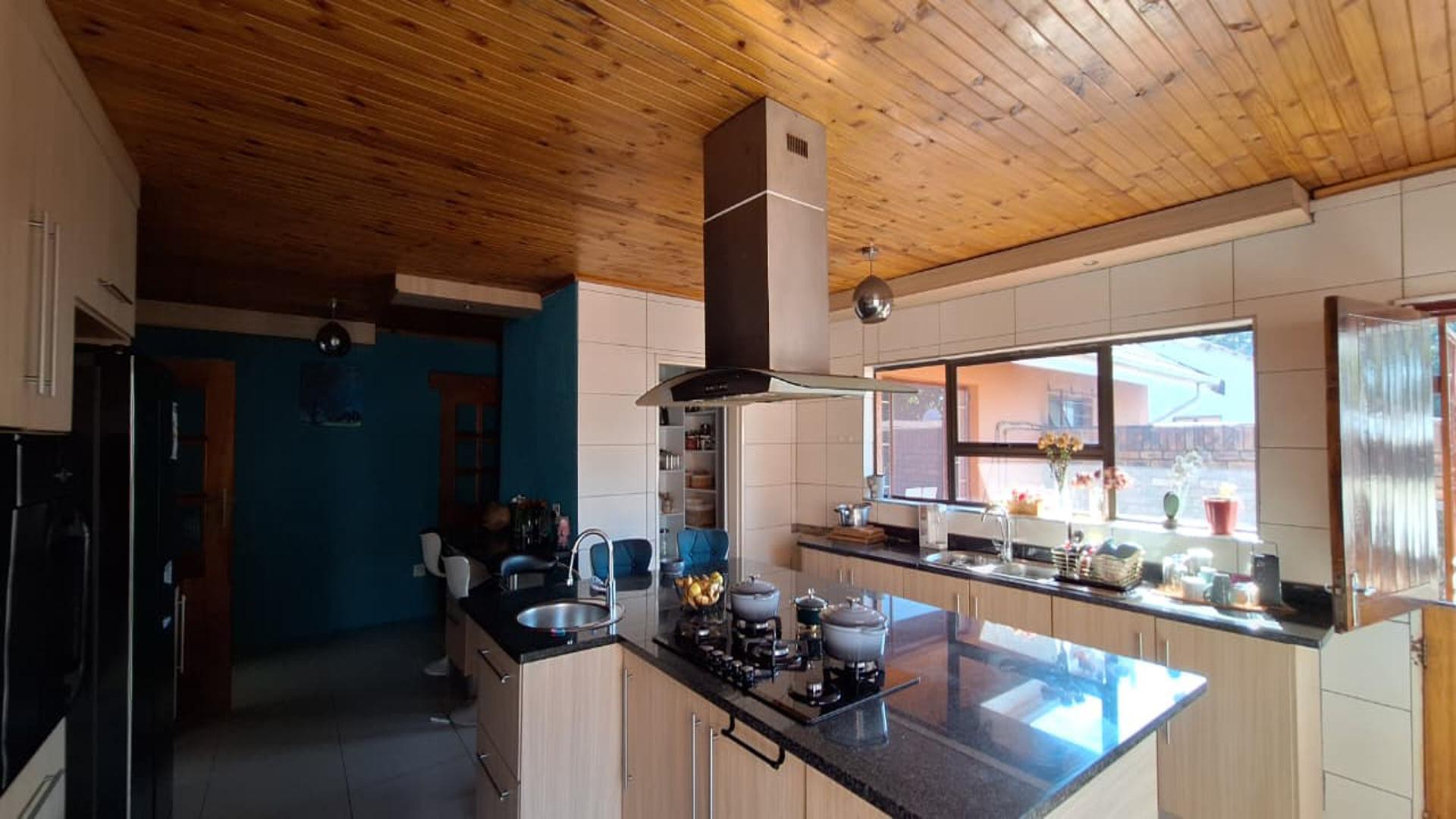 Kitchen - 32 square meters of property in Kew