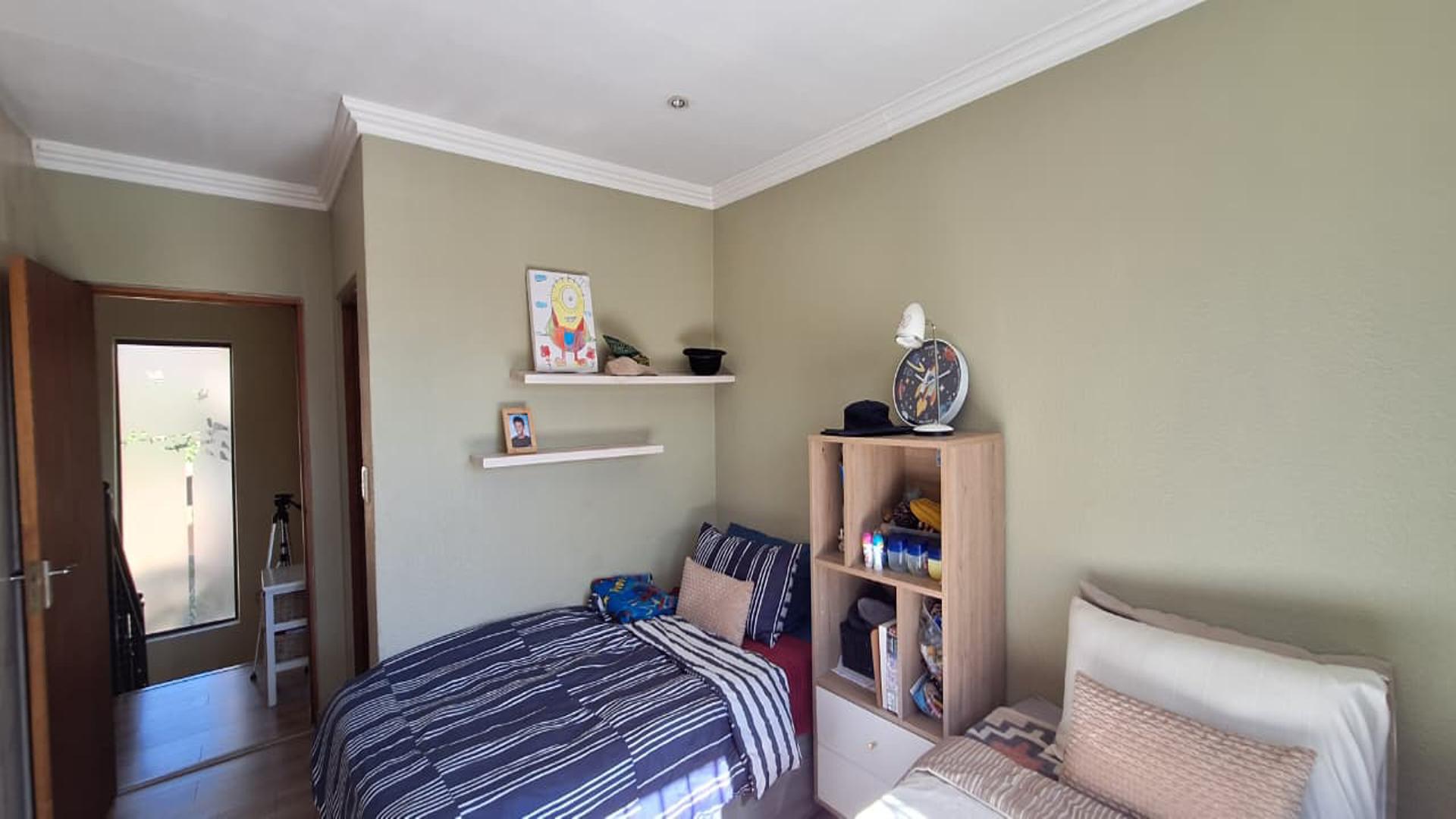 Main Bedroom - 10 square meters of property in Amorosa