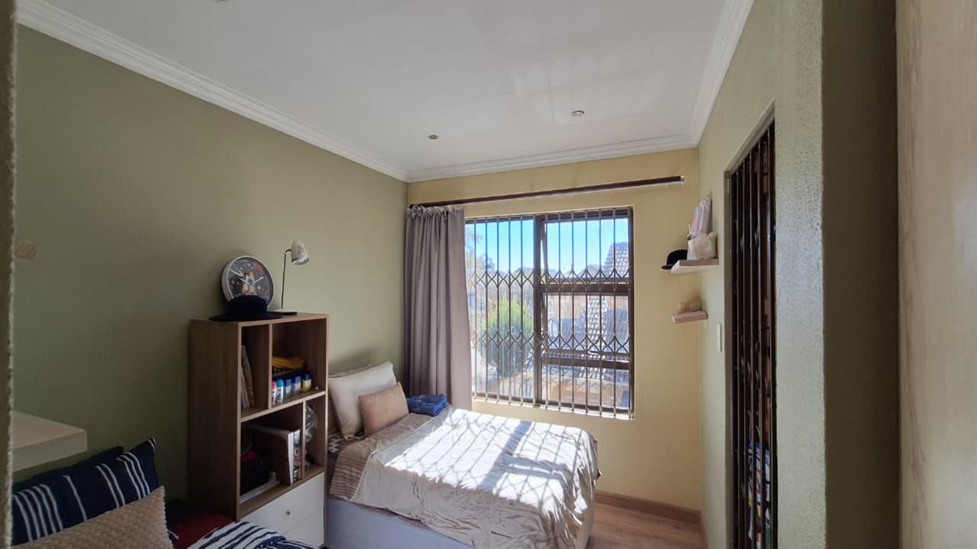 Main Bedroom - 10 square meters of property in Amorosa