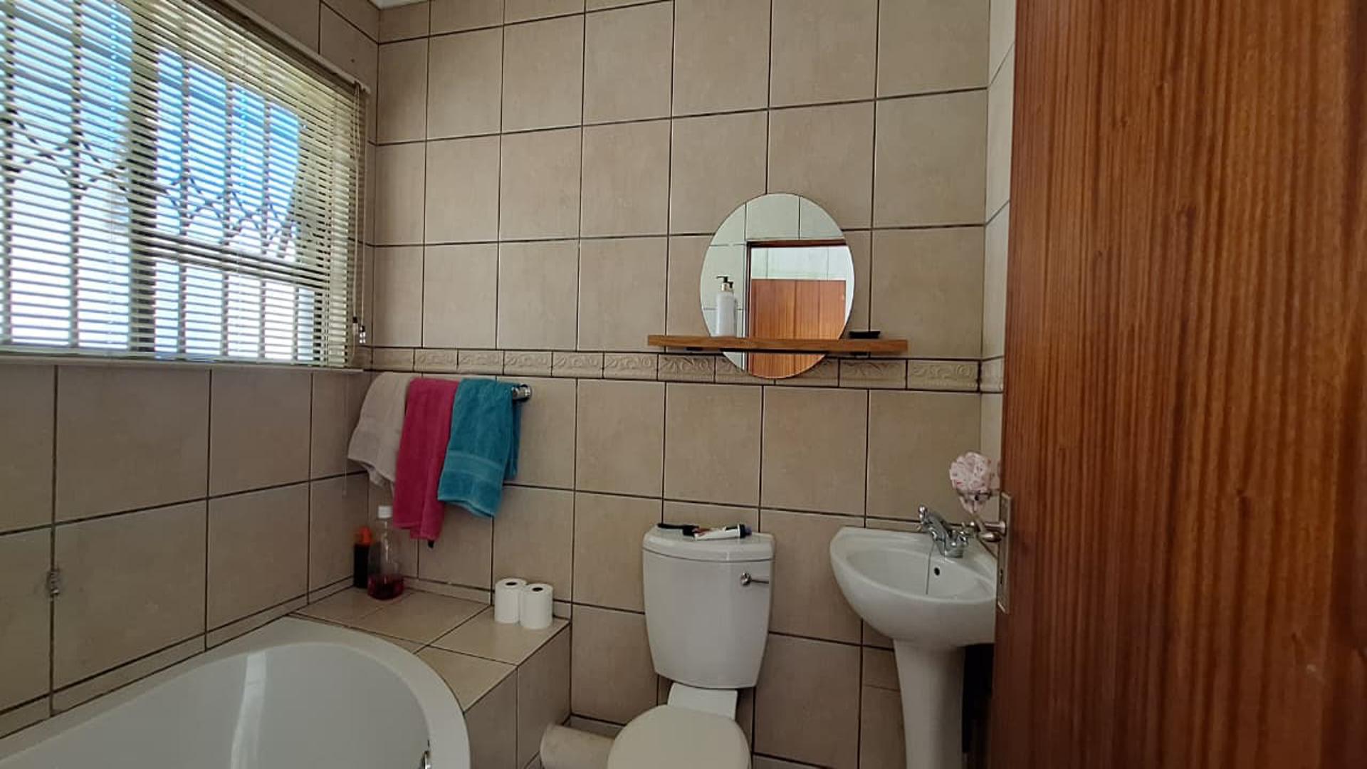 Main Bathroom - 3 square meters of property in Amorosa
