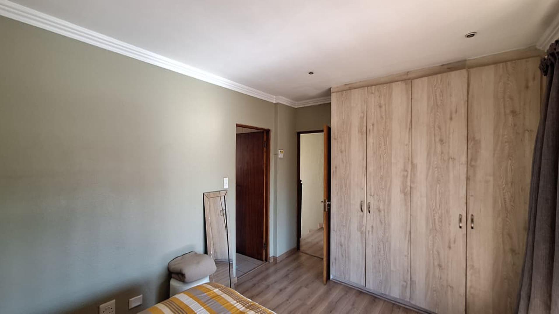 Bed Room 1 - 13 square meters of property in Amorosa