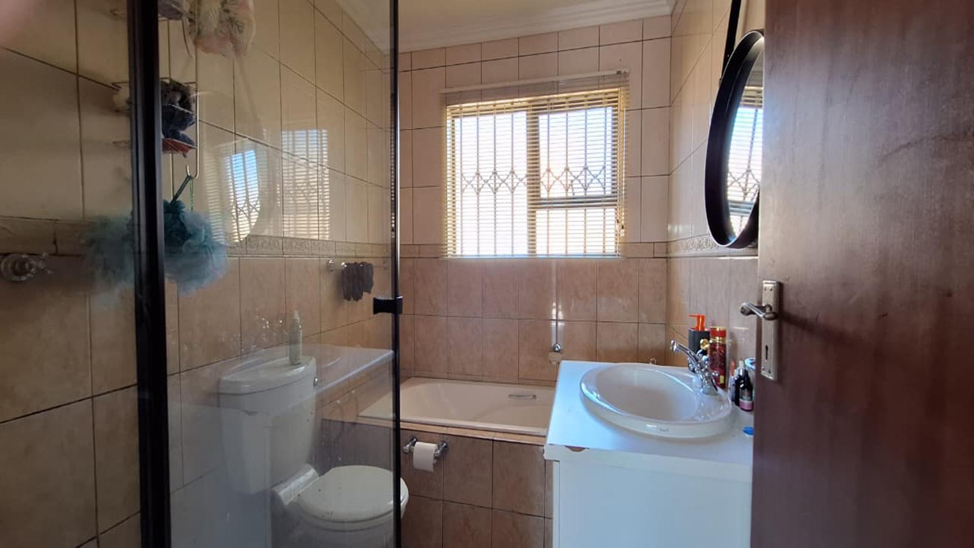Bathroom 2 - 4 square meters of property in Amorosa