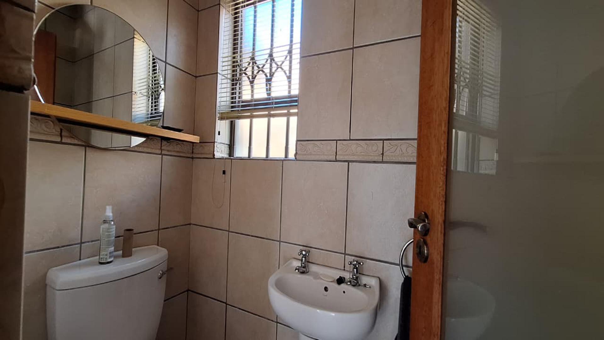 Bathroom 1 - 3 square meters of property in Amorosa