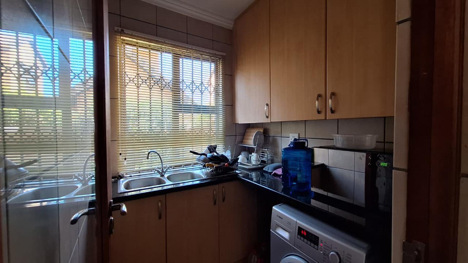 Kitchen - 12 square meters of property in Amorosa
