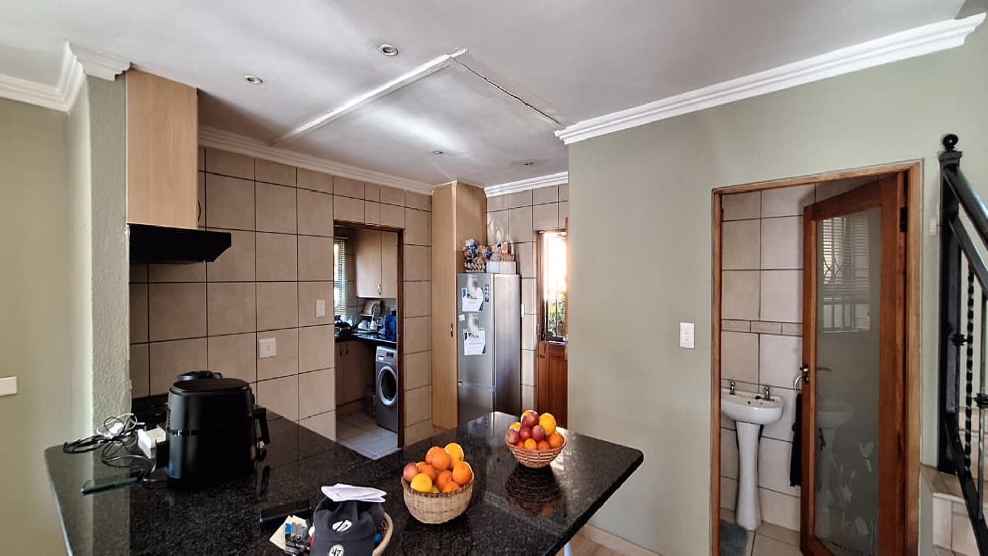 Kitchen - 12 square meters of property in Amorosa