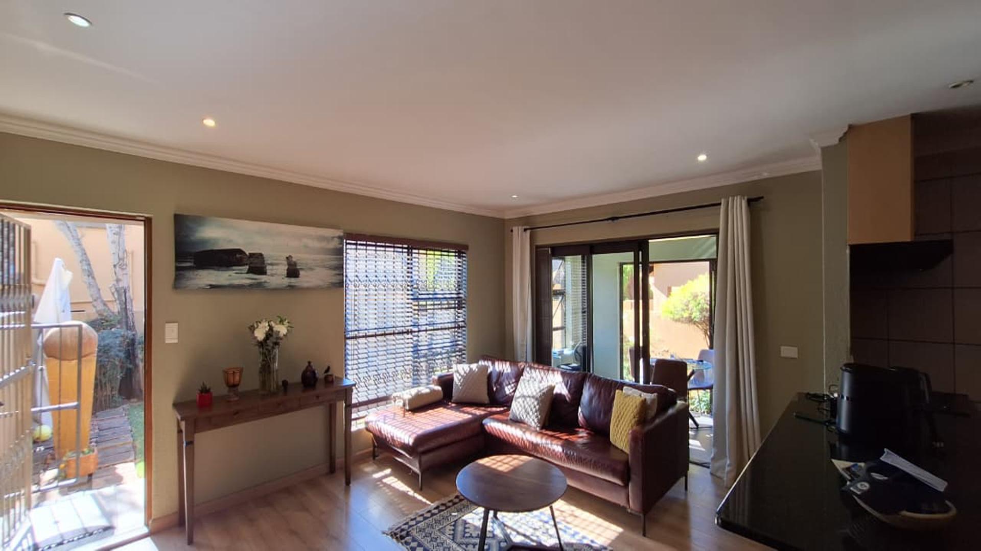 Lounges - 22 square meters of property in Amorosa