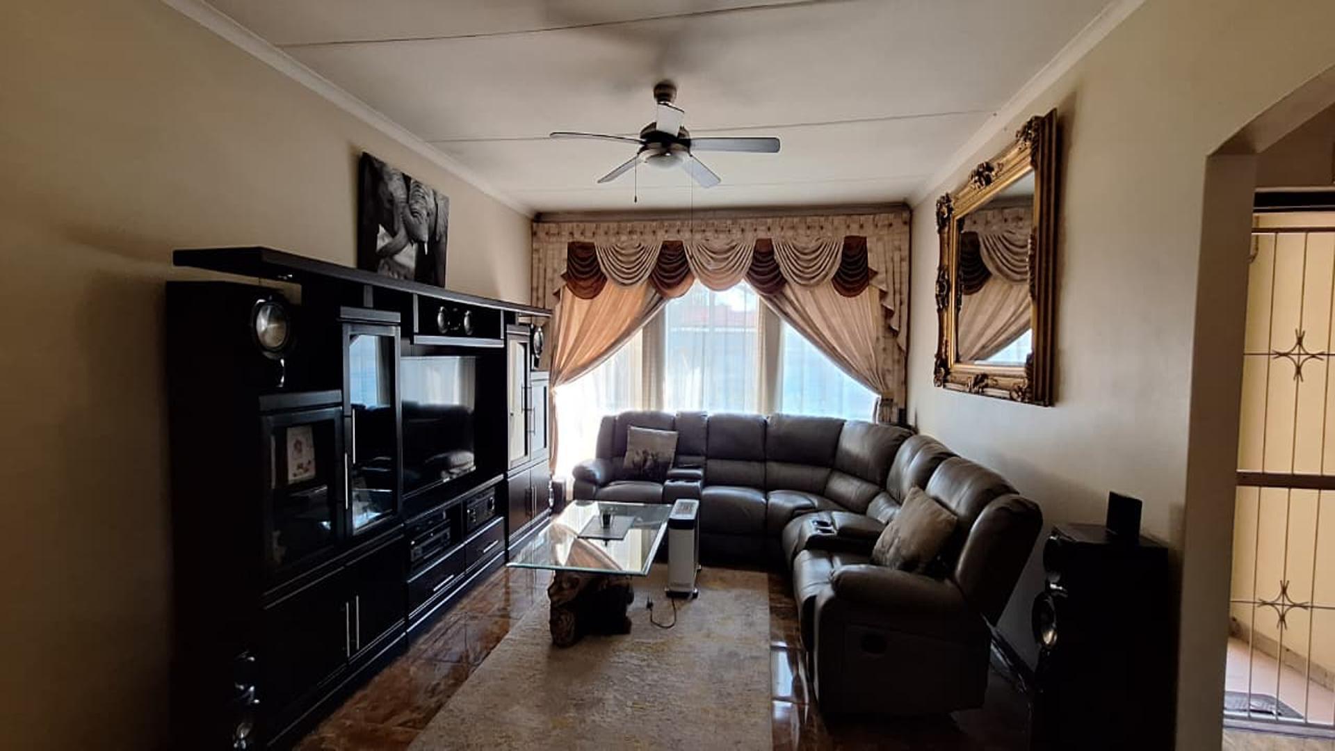Lounges - 25 square meters of property in Sasolburg
