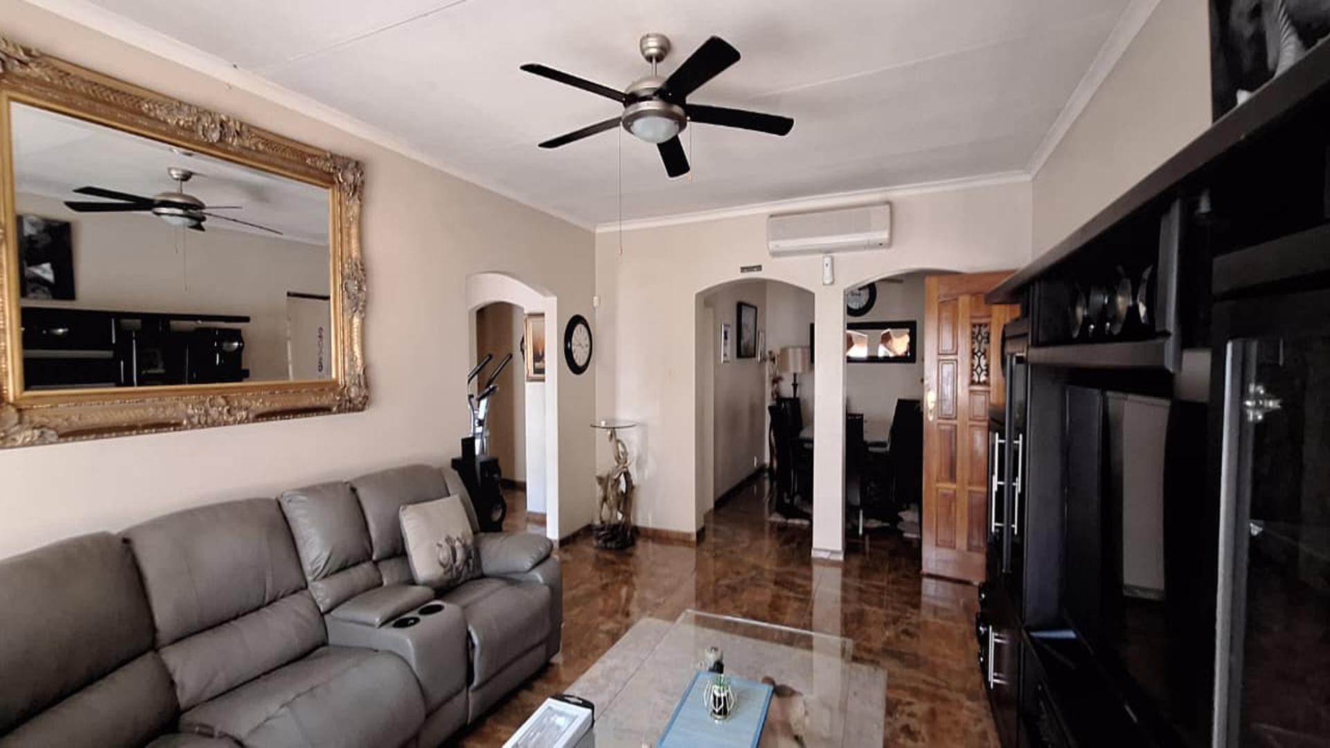 Lounges - 25 square meters of property in Sasolburg
