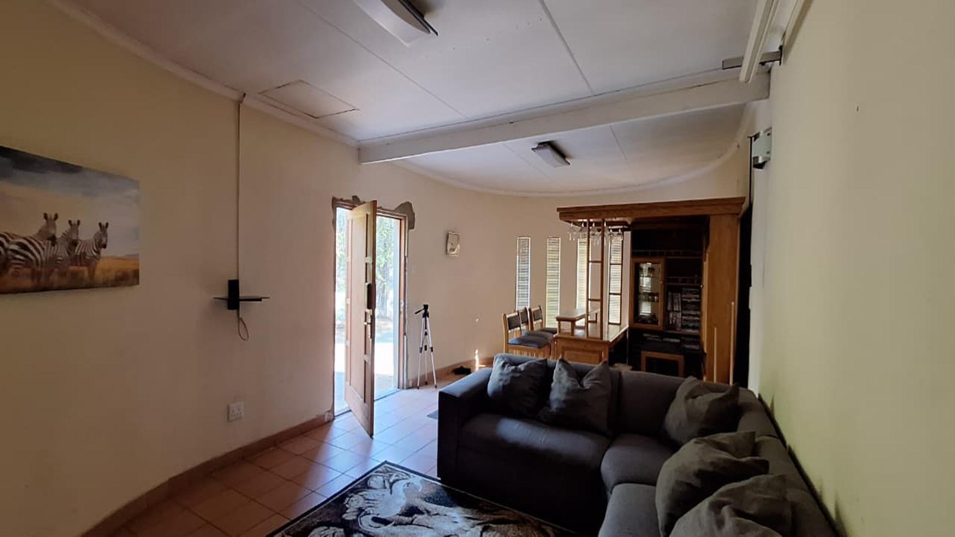 Lounges - 25 square meters of property in Sasolburg