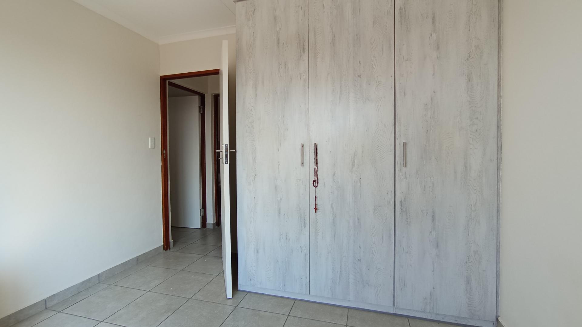Bed Room 1 - 11 square meters of property in Chantelle