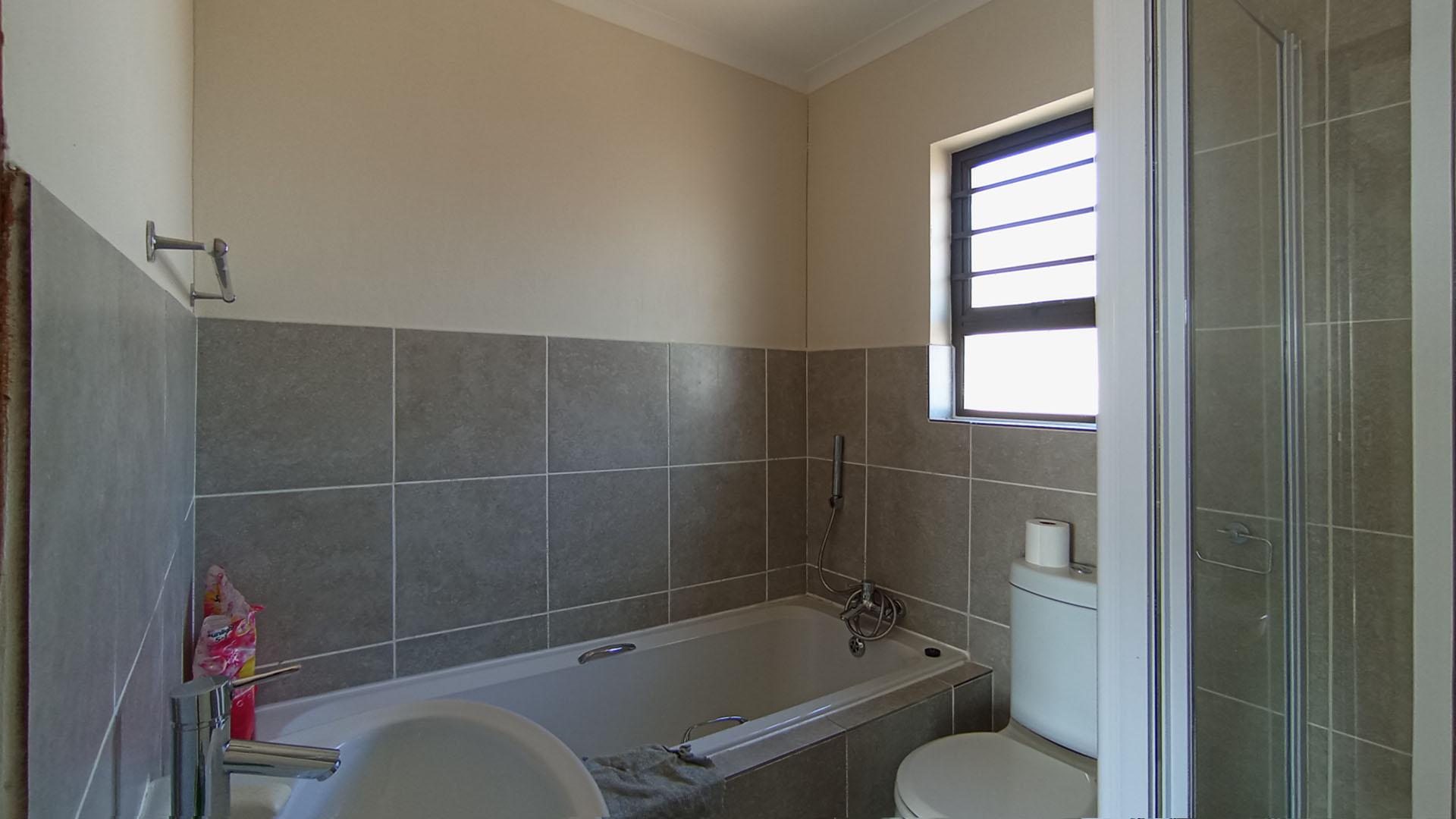Bathroom 1 - 5 square meters of property in Chantelle