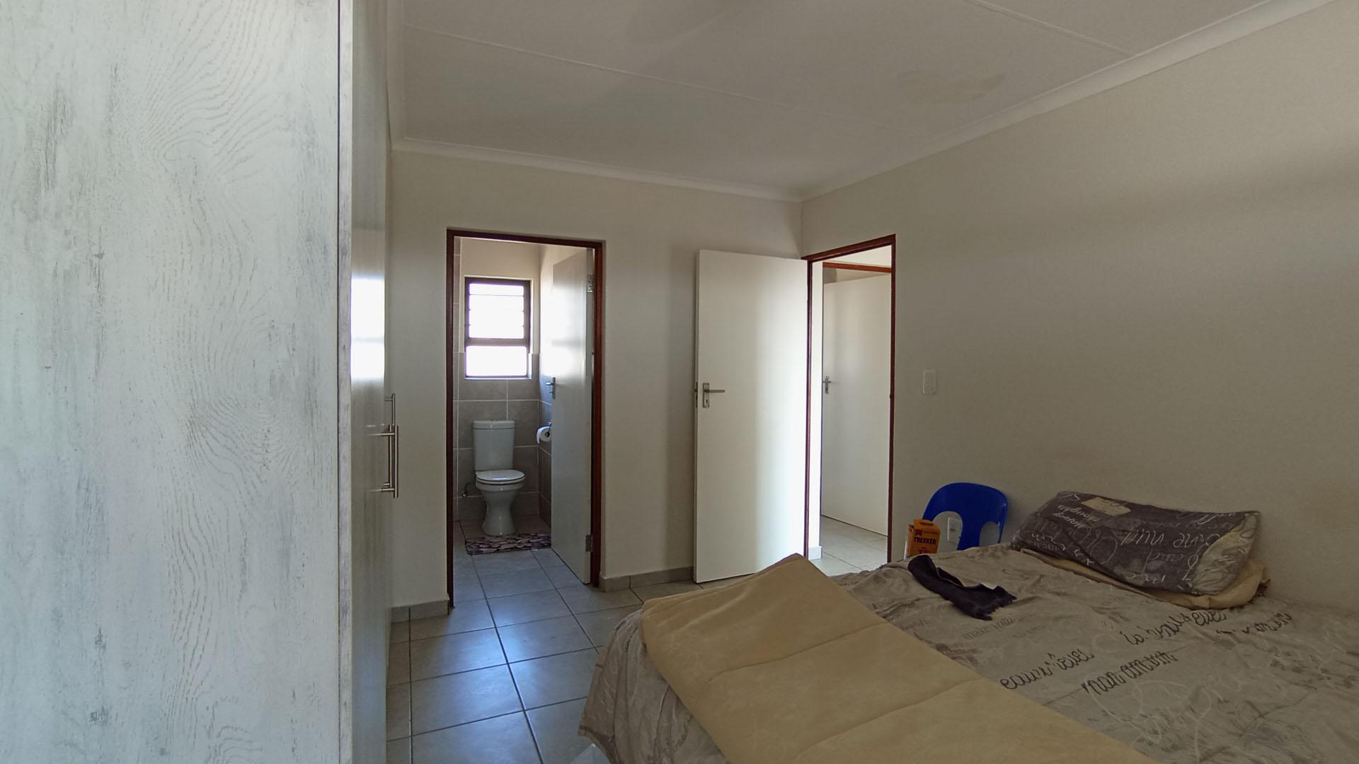 Main Bedroom - 15 square meters of property in Chantelle