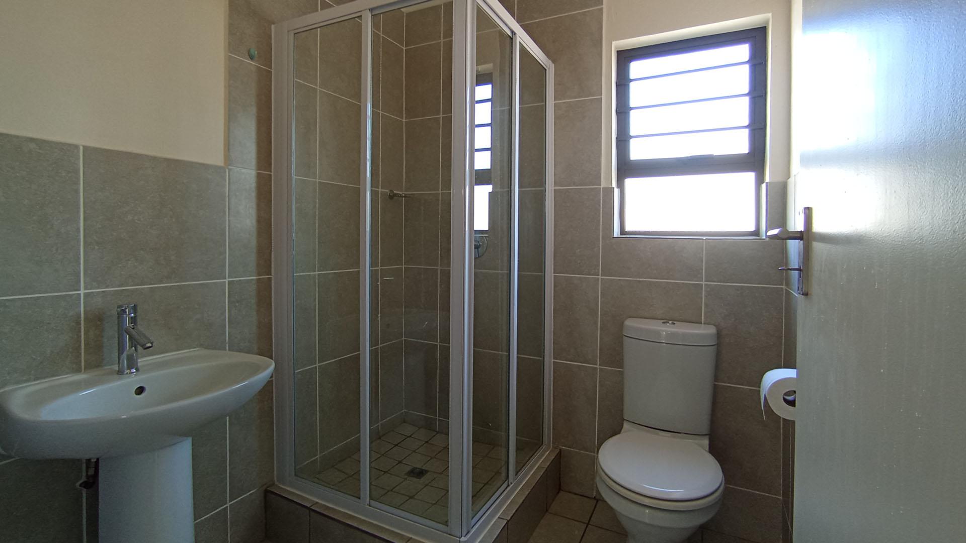Main Bathroom - 4 square meters of property in Chantelle