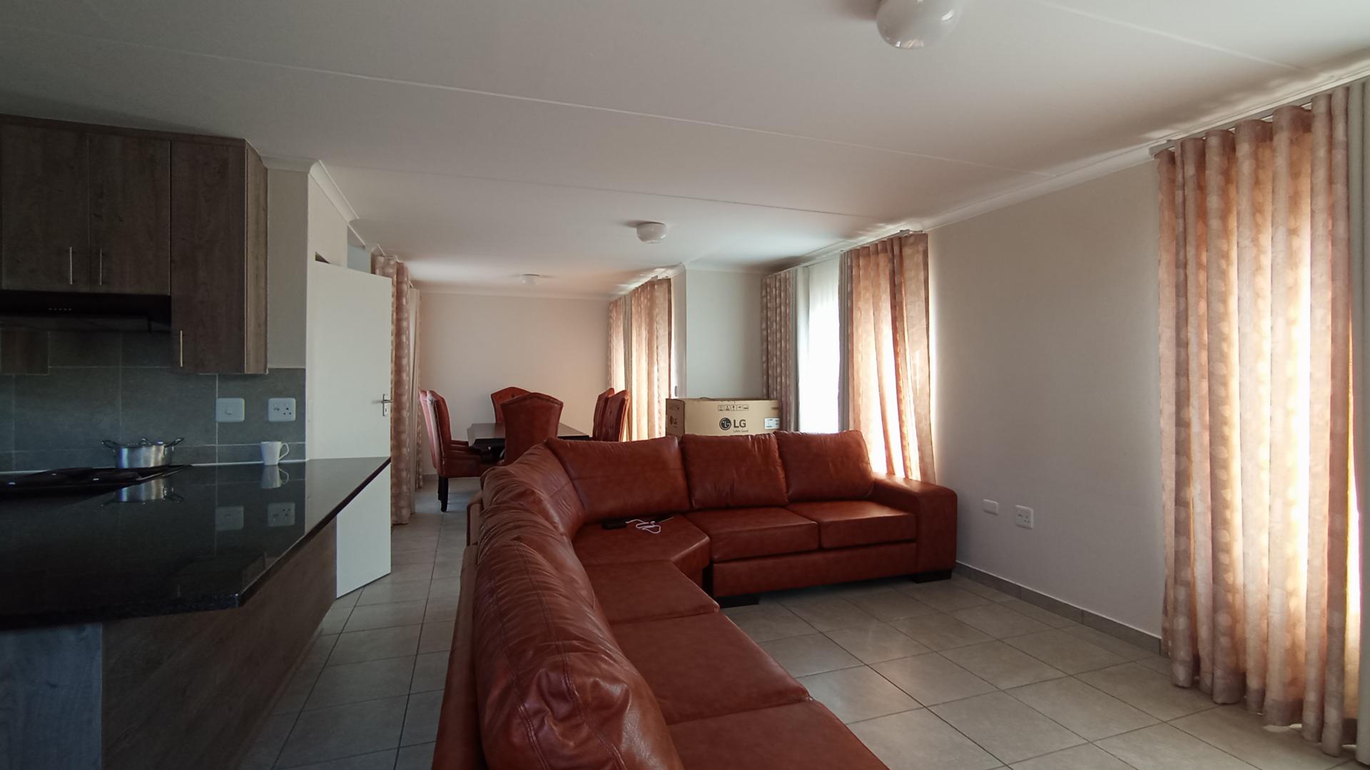 Lounges - 27 square meters of property in Chantelle