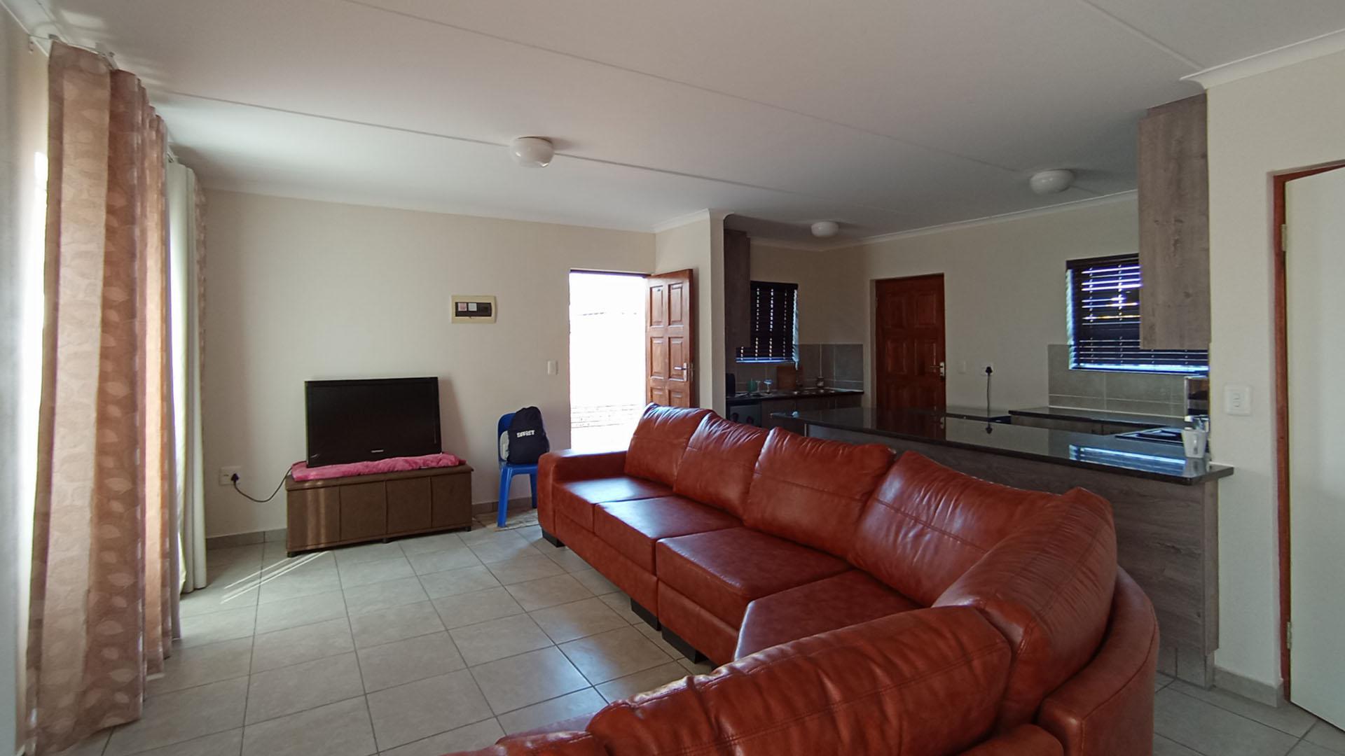 Lounges - 27 square meters of property in Chantelle