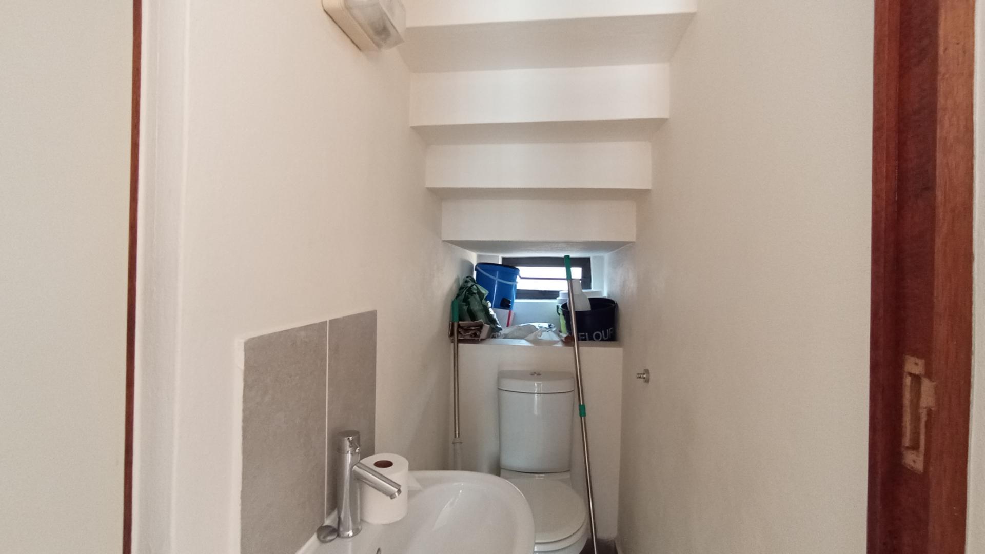 Guest Toilet - 2 square meters of property in Chantelle