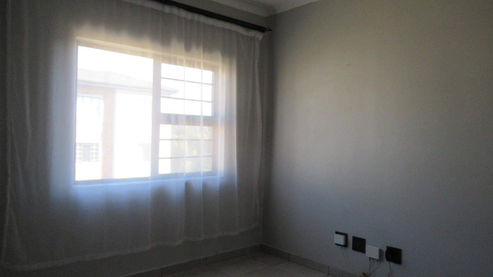 Lounges - 12 square meters of property in South Hills