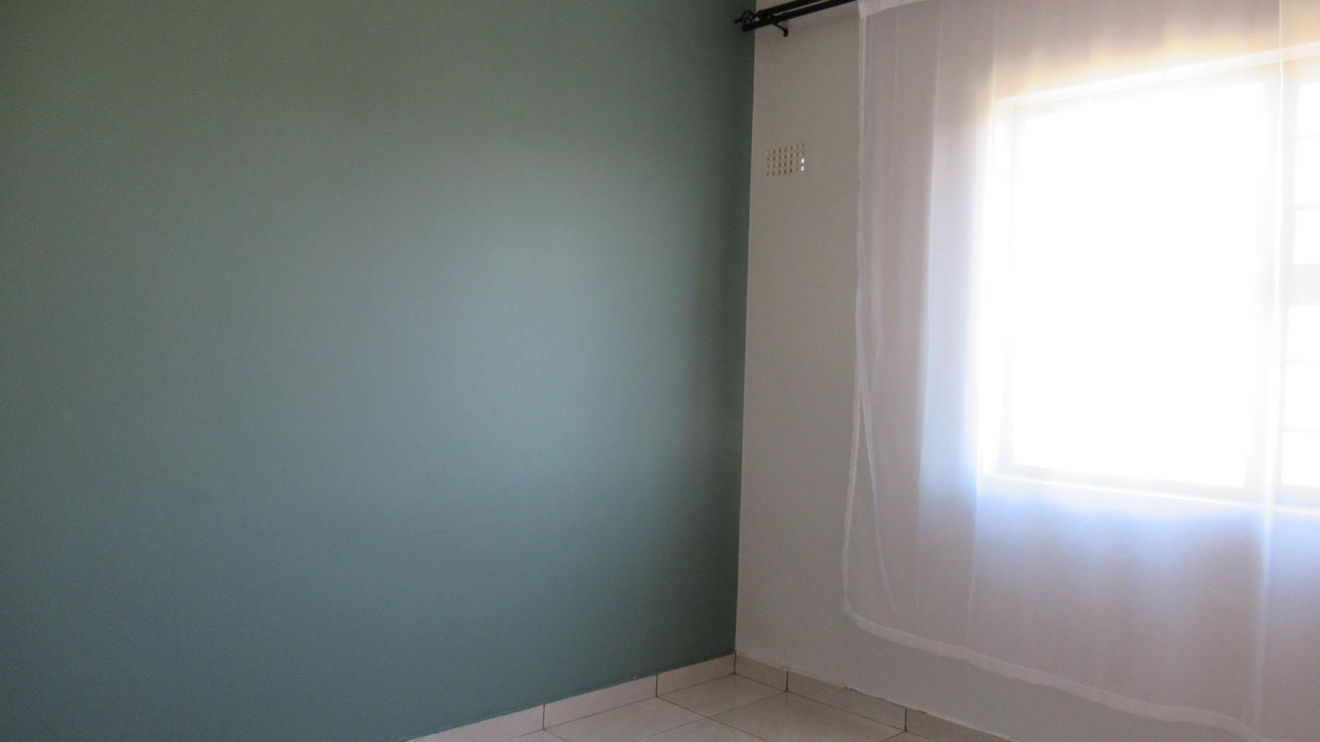 Lounges - 12 square meters of property in South Hills