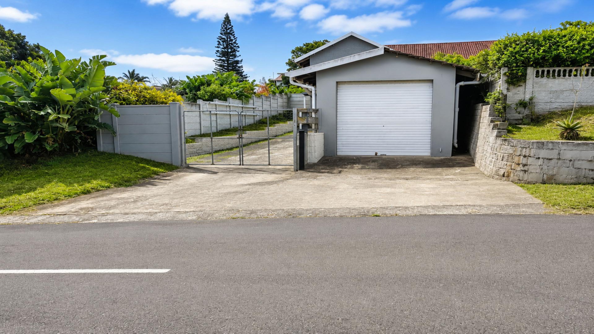 Garage of property in Hibberdene