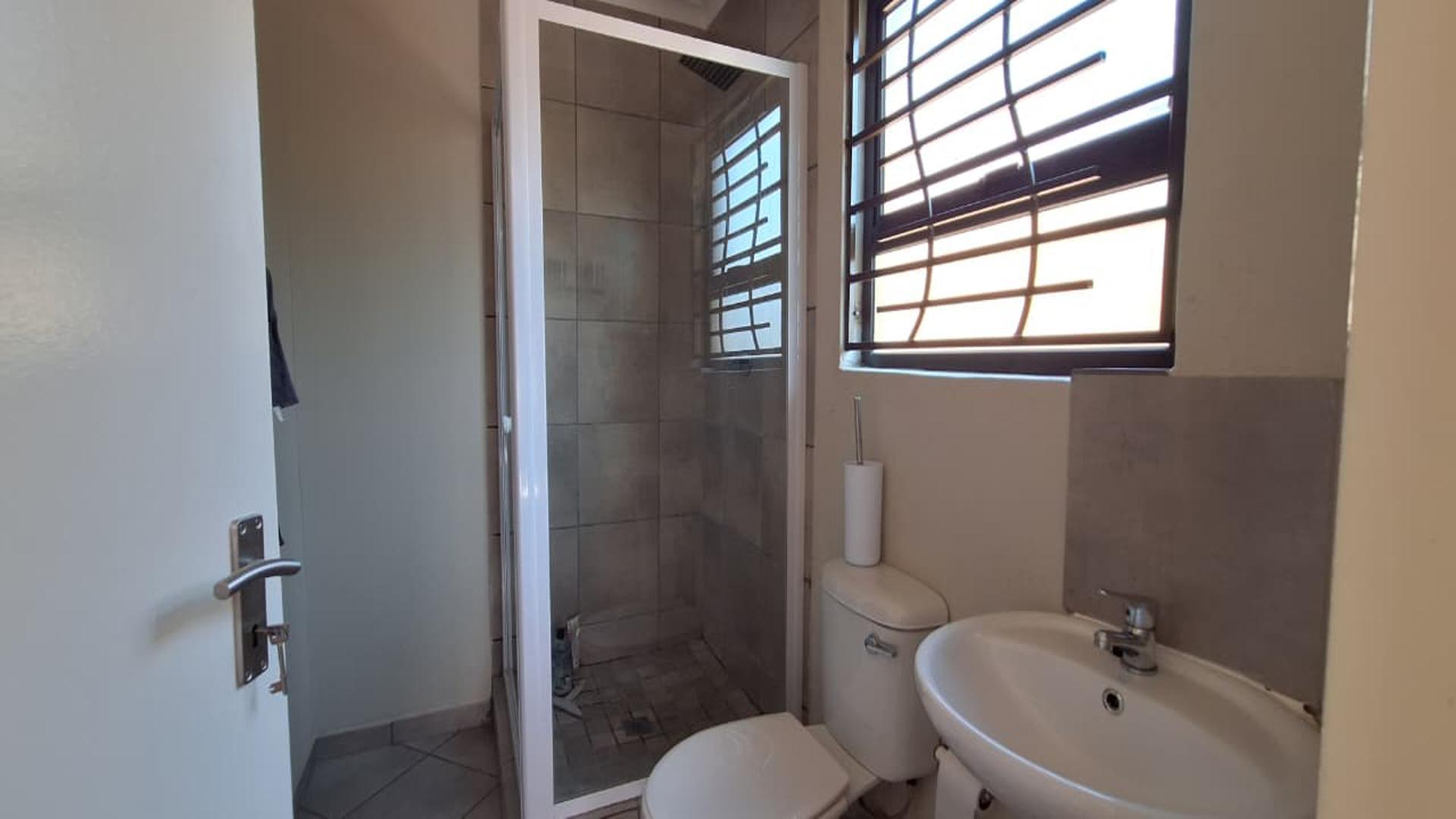 Bathroom 1 - 5 square meters of property in Wilfordon