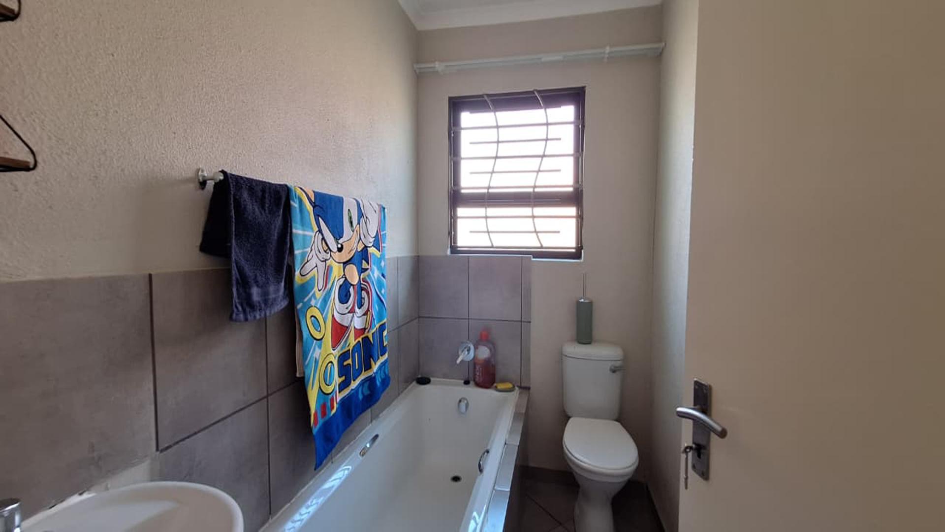 Bathroom 2 - 5 square meters of property in Wilfordon