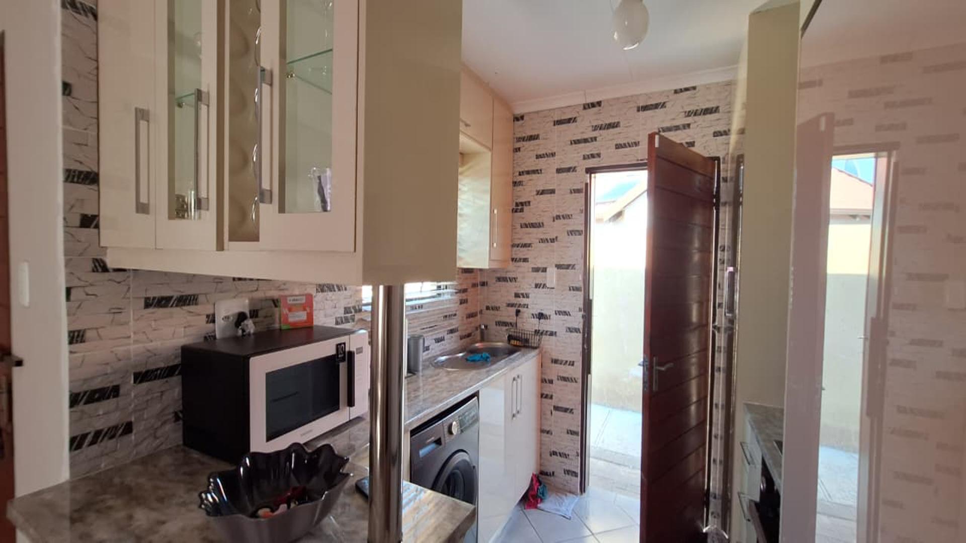 Kitchen - 8 square meters of property in Wilfordon