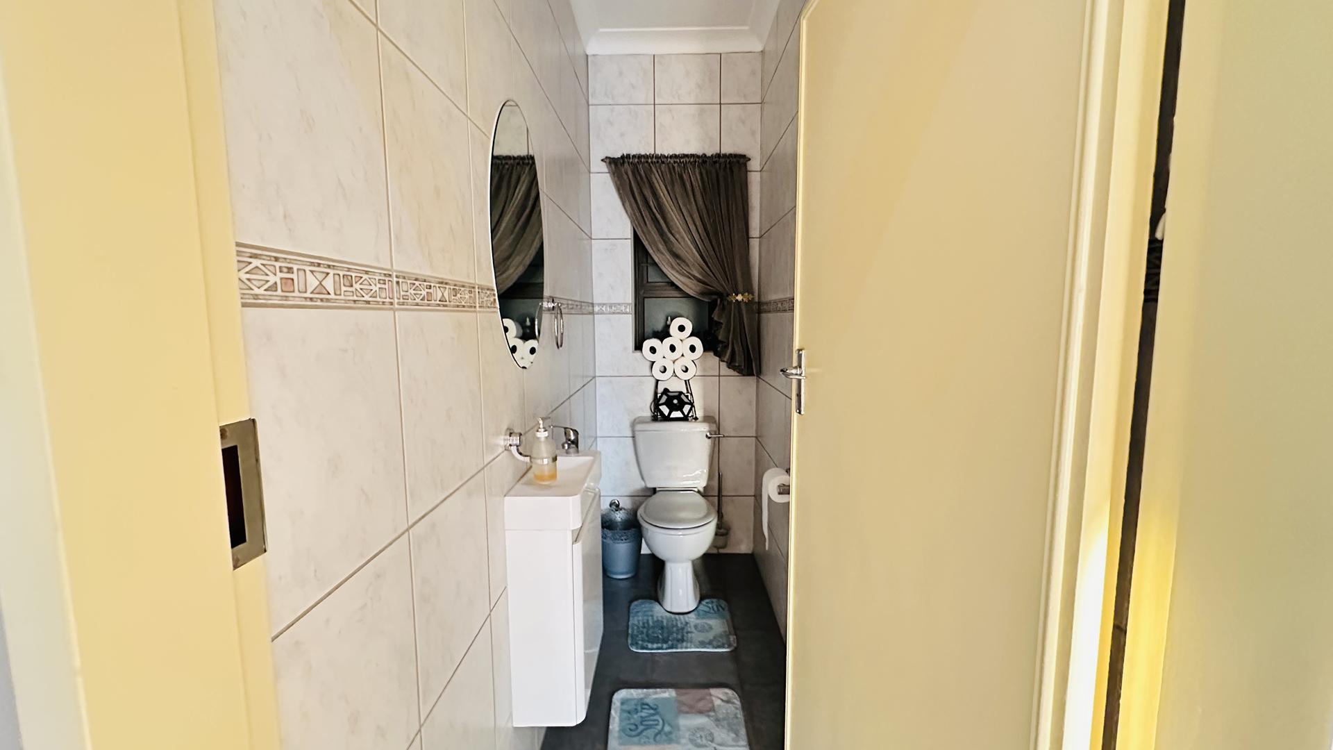 Guest Toilet of property in Rynfield
