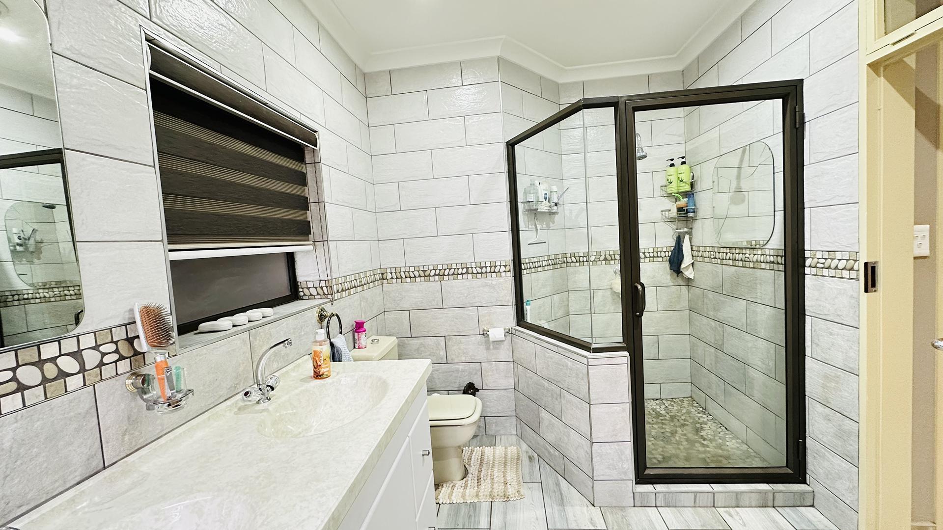 Bathroom 2 of property in Rynfield
