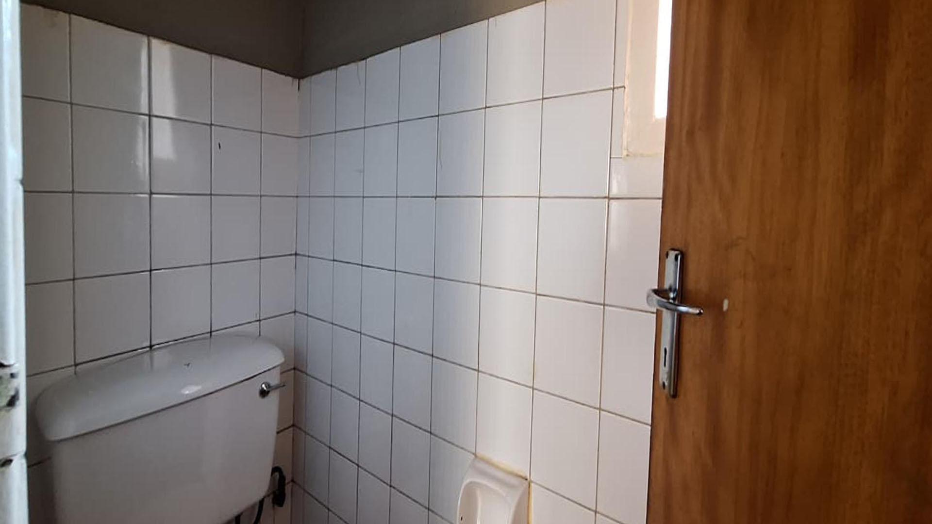 Bathroom 1 - 2 square meters of property in Vanderbijlpark