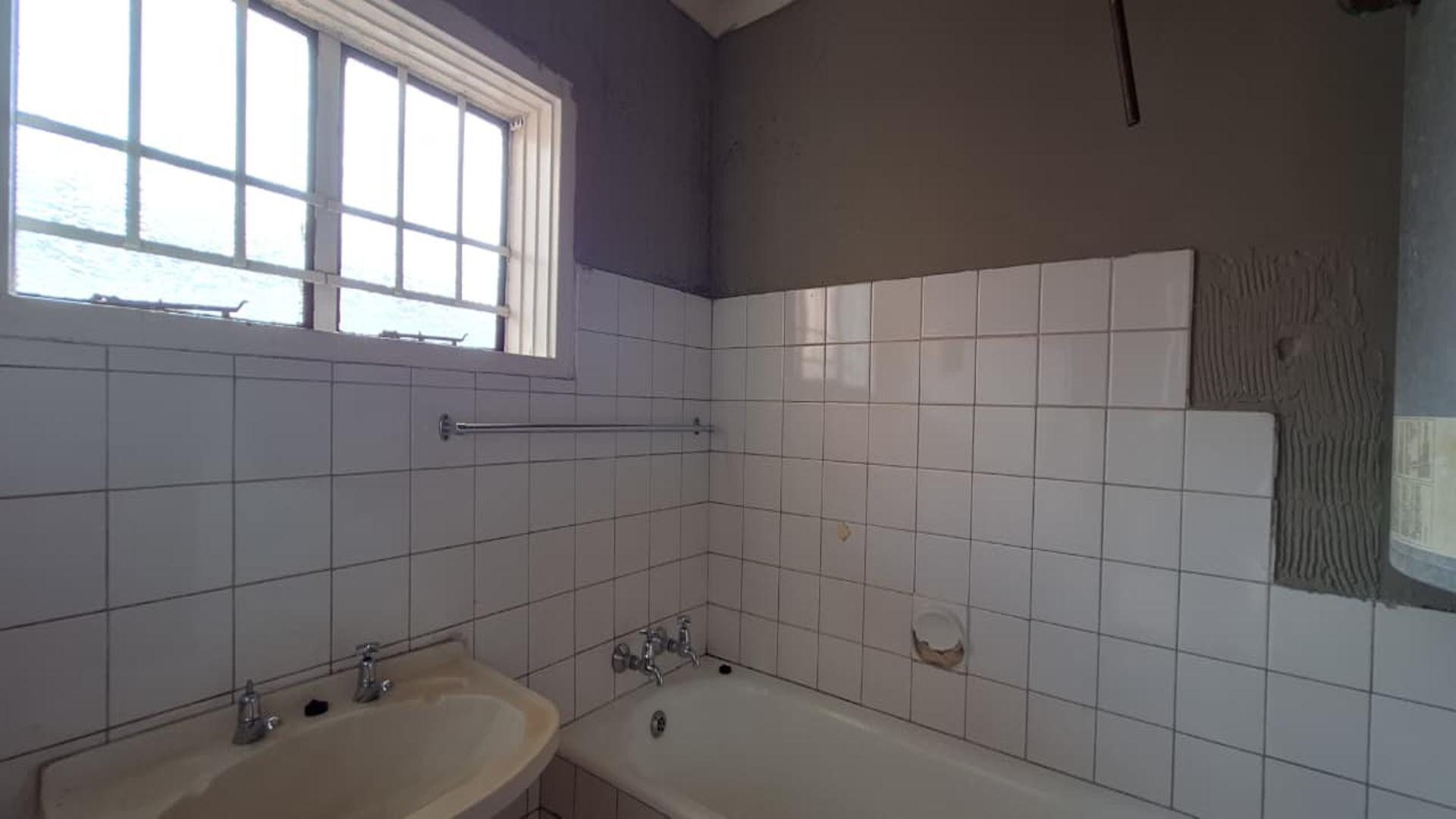 Bathroom 2 - 4 square meters of property in Vanderbijlpark